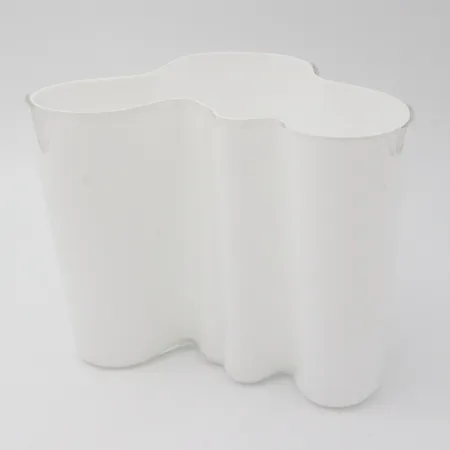 Aalto-maljakko Iittala, valkoinen, korkeus 160mm, laserkaiverrus. Ei lähetetä