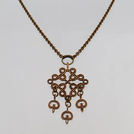 Kaulakoru, Karjalainen nauhapunos, Kalevala Koru, pituus 80cm, korkeus 70mm, leveys 40mm, pronssia.