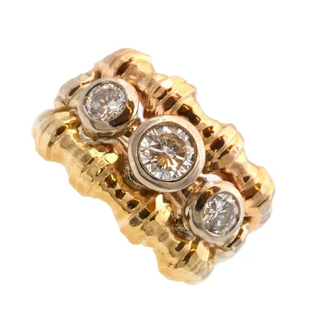 Timanttisormus 2xn.0.40ct 1xn.0.90ct, koko 20¼, leveys 6-15mm, 750br kelta-, valko- ja punakultaa, Paino: 11 g