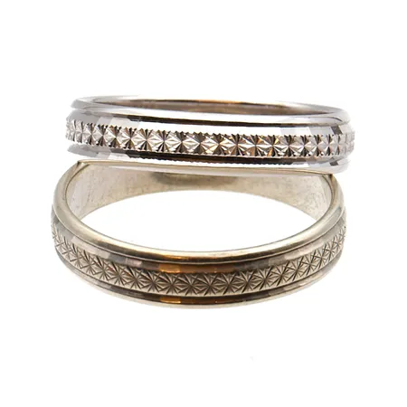 Kaksi kuvioitua-sormusta, koko 16, kaiverrettu, 375 valkokulta,  Paino: 4 g