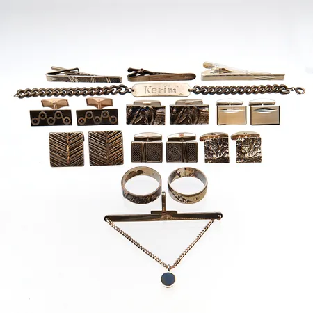 Kuudet kalvosinnapit, Laatta-panssariranneketju, neljä solmionpidintä ja kaksi sormusta, osa viallisia ja kaiverrettuja, 813-925br,   Paino: 118,6 g