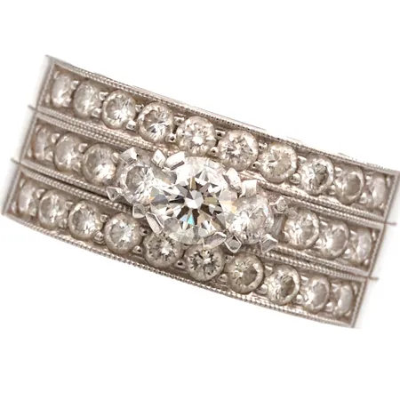 Timanttisormus 1xn.0.31ct, 2xn.0.07ct ja 26xn.0.04ct, koko 16¾, leveys 8,5mm, kaiverrettu, Sandberg, GIA-todistus 0.31ct:n timantille, 750br valkokulta,  Paino: 12,5 g