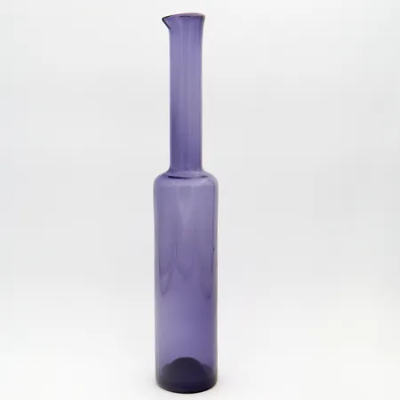 Nokkapullo, signeerattu Nanny Still Riihimäen Lasi Oy, korkeus 33,5cm, Ø 60mm, violetti. pientä käytöstä aiheutunutta kulumaa. 