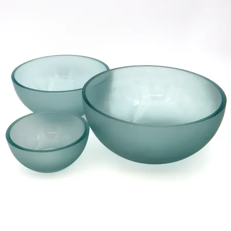 Kolme kulhoa, korkeus ja Ø 5cm ja  11cm, 7cm ja 16cm ja 9cm ja 20cm, käytöstä aiheutunutta kulumaa useassa kohtaa ja pienessä kulhossa lohkeama. 
