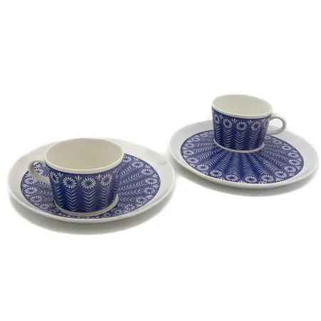 Kaksi mukia ja aluslautasta Arabia, Riikinkukko, mukien korkeus 55mm, lautasten Ø 185mm, 