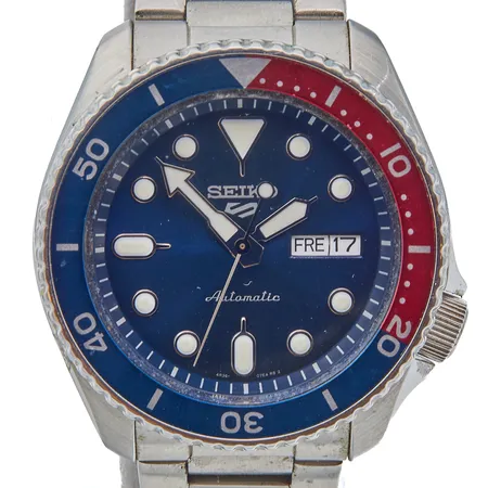 Teräsrannekello, Seiko Sport 5, automaatti, rungon Ø 42mm, ref. SRPD53K1, rannekkeessa pieniä käytön jälkiä, rannekkeen pituus 215mm, laatikko ja takuukortti,
