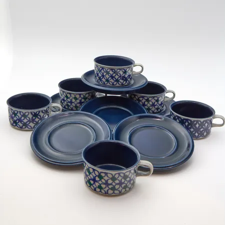 Kahviastiastoa Arabia, kuusi kahvikuppia, kuusi aluslautasta, Hilkka-Liisa Ahola, käsinmaalattu, signeeraus Arabia Finland HLA/MLR, yhden kupin pohjassa lukee "koe"