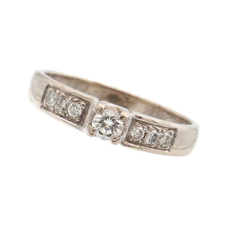 Timanttisormus 6xn.0.01ct 1xn.0.10ct, koko 16, kaiverrettu, 585 valkokulta,    Paino: 2,8 g