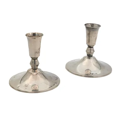 Kaksi kynttilänjalkaa, korkeudet 75mm, kaiverrettu, 813br, Paino: 111,3 g