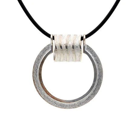 Kaulakoru kalevala Koru Opus, riipuksen korkeus 65mm, silikonipannan pituus 45cm, 925br,  Paino: 25,6 g