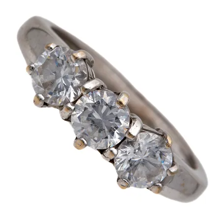 Kivisormus, koko 17½, 750br valkokulta,  Paino: 4,1 g