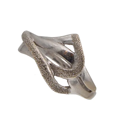 Sormus, koko18½, runko hieman soikea, kaiverrettu, 750 valkokulta,  Paino: 4,9 g