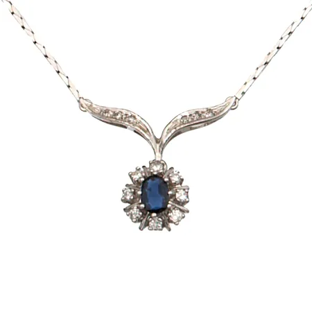 Timanttikaulakoru kivellä 8xn.0.03ct ja 6xn.0.005ct, ketjun pituus 41,5cm, riipuksen korkeus 22mm, 585br valkokulta, Paino: 6,3 g