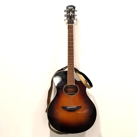 Elektroakustinenkitara Yamaha Apx 600, made in indonesia, pieniä käytön jälkiä, patteri loppunut, pehmeä laukku viallinen, hihna,