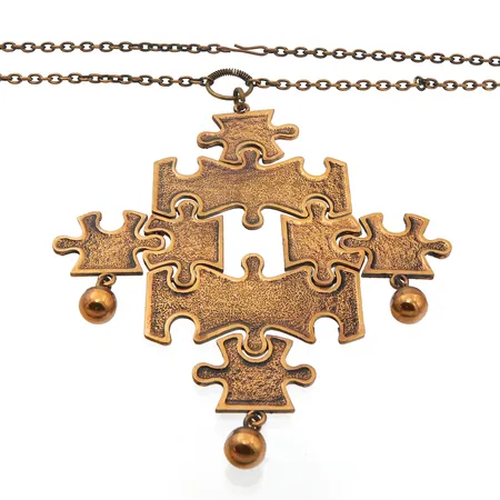 Palapeli-kaulakoru, design P.Sarpaneva, ketjun pituus 46cm, riipuksen korkeus 145mm, pronssia