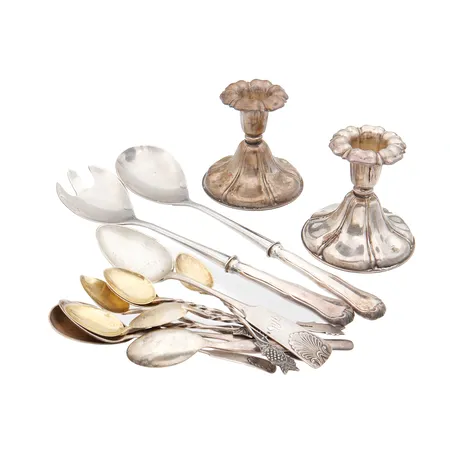 Erilaisia hopeaesineitä, osa viallisia tai kaiverrettuja, 813-916br, Paino: 364,7 g