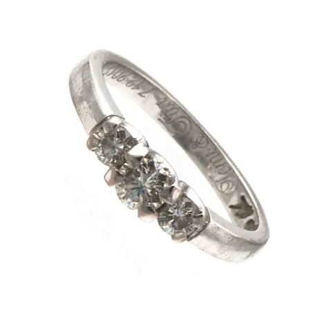 Timanttisormus 1xn.0.15ct 2xn.0.07ct, kaiverrettu, koko 15, 585 valkokulta, Paino: 2,7 g