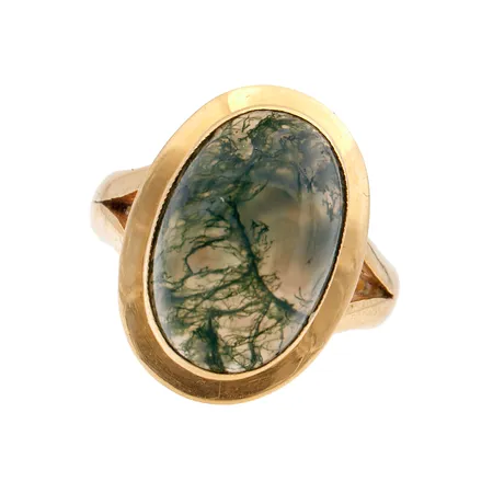 Kivisormus, koko 16½, kaiverrettu, sammalakaatti, kivessä kulumaa, 750br, Paino: 9,5 g