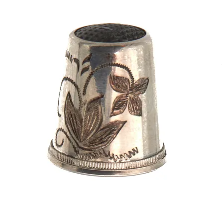 Sormustin, kaiverrettu, korkeus 19mm, 813h, Paino: 3,9 g