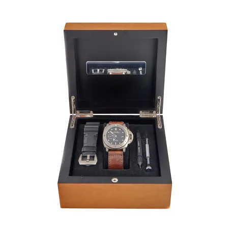 Rannekello Panerai Luminor Submersible,  Automatic Titanium, ref.no PAM00305 / OP6899, Cal. P.9000, rungon Ø 46mm, käytön jälkiä nahkahihnassa, rungossa naarmuja, laatikko, kumi sekä nahkahihna 