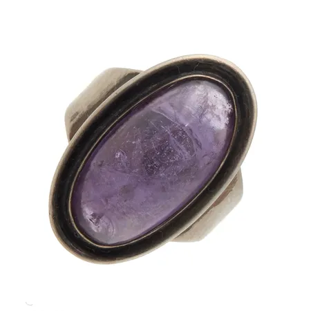 Kivisormus, kaiverrettu, vääntynyt, koko 18¼, 813br,  Paino: 7,6 g