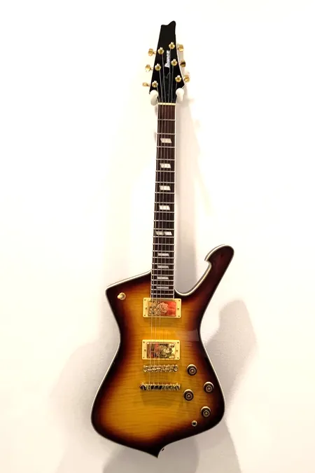 Sähkökitara Ibanez Iceman IC420-VLS, made in china, S:N 4L241100160, Super 80 Flying Finger -mikrofonit, väri Violin Sunburst, kaularauta tarvitsee säätöä, pehmeä laukku