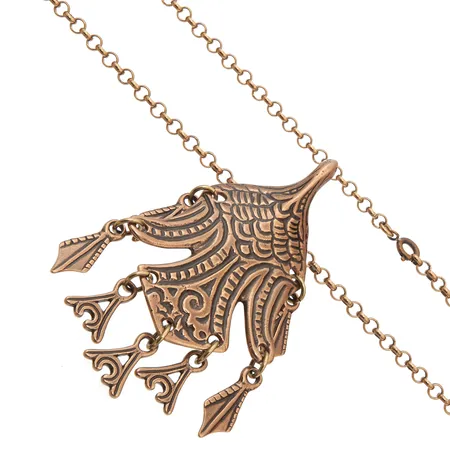 Kaulakoru solkiriipuksella Kalevala, Uhtuan Sotka, ketjun pituus 82cm, riipuksen korkeus 95mm, pronssia