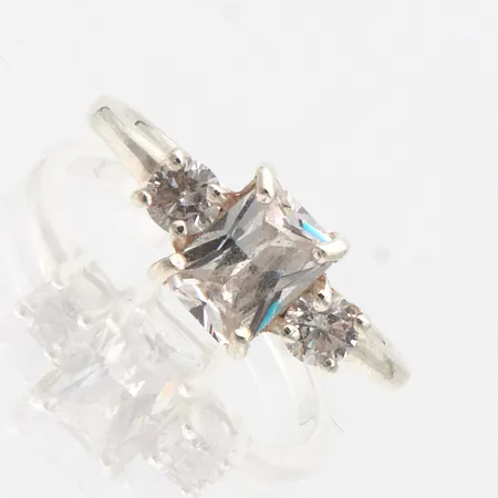 Kivisormus, koko 17, 925br,  Paino: 2,4 g