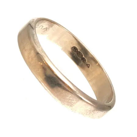 Sileä sormus, kaiverrettu, koko 22, 750 valkokulta, Paino: 6,9 g