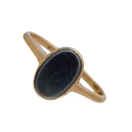 Kivisormus, koko 17½, kivi ja kiven istutus viallinen, kaiverrettu, 750br, Paino: 2,8 g