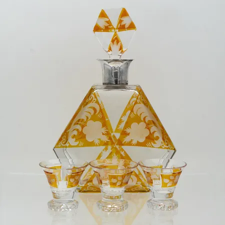 Karahvi ja kolme pikaria, Karhula, hopeahelassa kaiverrus, design Göran Hongell, karahvin korkeus 180mm, pikarien korkeus 55mm, helassa vuosilema I6 (1938), hela 813br,