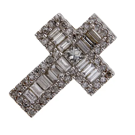 Timanttiristiriipus 1xn.0.15ct princess 44xn.0.01ct ja 15xn.0.05ct baguette, korkeus 19mm, 750 valkokulta, Paino: 3,6 g