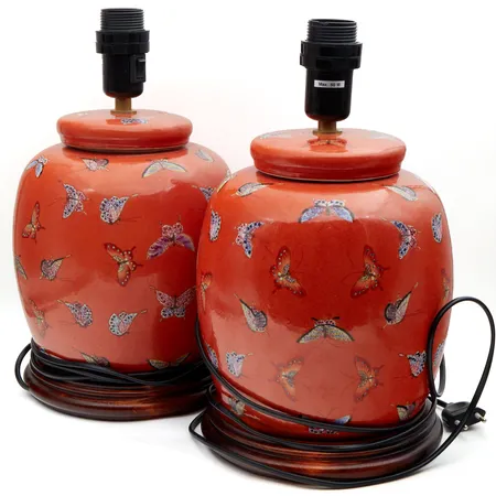 Kaksi posliinista lampunjalkaa, Petersen's, korkeus 26cm ilman polttimon kantaa, toisen kanta viallinen Ei lähetetä