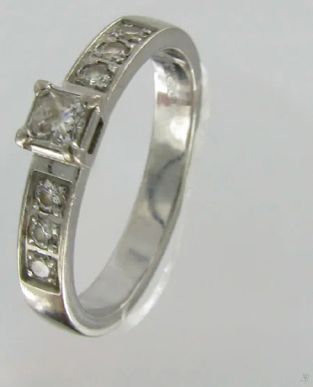 Timanttisormus 1xn.0,18ct, 6xn.0,03ct, Kalevala Koru, kaivertamaton, 750vk, paino 4,7g Vikt: 4,7 g