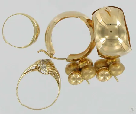 2 timanttisormusta 9xn.0,005ct, 2 korvakorut, viallisia, 585, paino 11,6g Vikt: 11,6 g
