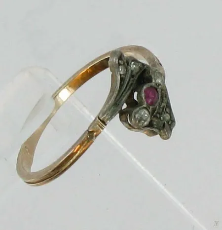 Kivisormus timanteilla 2xn.0,02ct 4xn.0,005ct, vanhahionta, kaivertamaton, koko 17½, 56br, paino 1,5g Vikt: 1,5 g