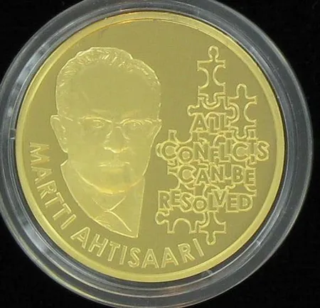 Kultamitali, Nobel-palkittu Martti Ahtisaari, 585, paino 7,7g Vikt: 7,7 g