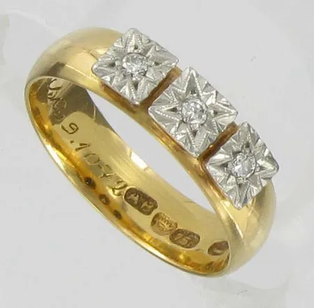 Timanttisormus kaiverrettu, 3xn.0,02ct, koko 17½, 750, paino 4,6g Vikt: 4,6 g