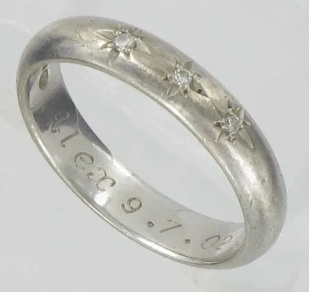 Timanttisormus 3xn.0.01ct, vk, kaiverrettu, koko 17½, 750, paino 5,0g Vikt: 5   g