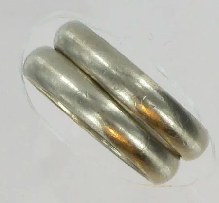 2 sileää sormusta vk, kaiverrettu, koko 16½, 750, paino 8,1g Vikt: 8,1 g