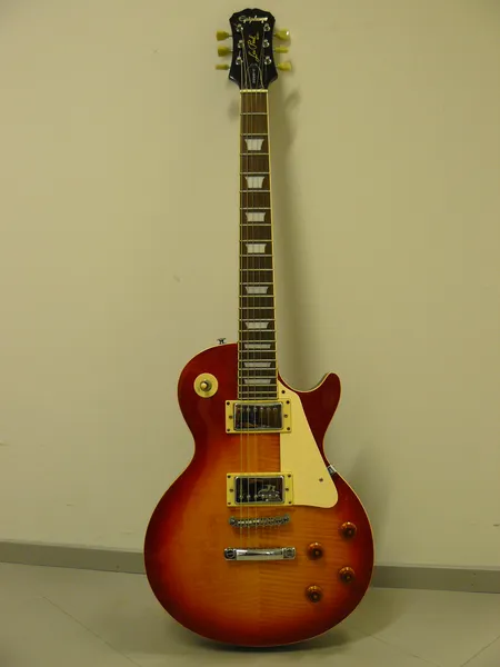 Sähkökitara Epiphone Les Paul model by Gibson, kova laukku. Ainoastaan nouto myymälästä!