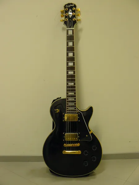 Sähkökitara Epiphone by Gibson, kova laukku. Ainoastaan nouto myymälästä!