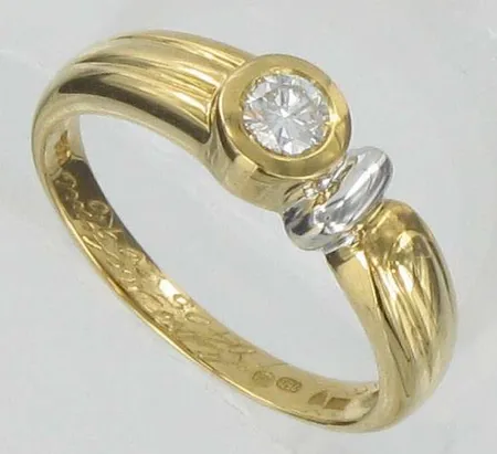 Timanttisormus 1x.0.20ct, kaiverrettu, koko 17½, 750, paino 4,2g Vikt: 4,2 g