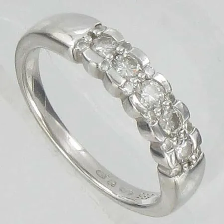 Timanttisormus 5xn.0.06ct 12xn.0.005ct, kaivertamaton, koko 17½, 585vk, paino 3,3g Vikt: 3,3 g