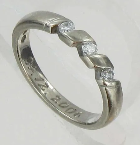 Timanttisormus 3xn.0.04ct, kaiverrettu, koko 16, 750, paino 3,4g Vikt: 3,4 g