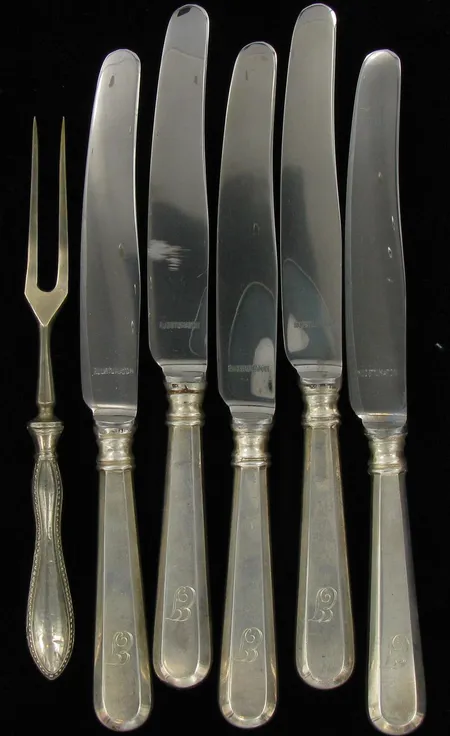 Leikkelehaarukka viallinen , 5 veistä, kaiverrettuja 813br, paino 239g Vikt: 239   g