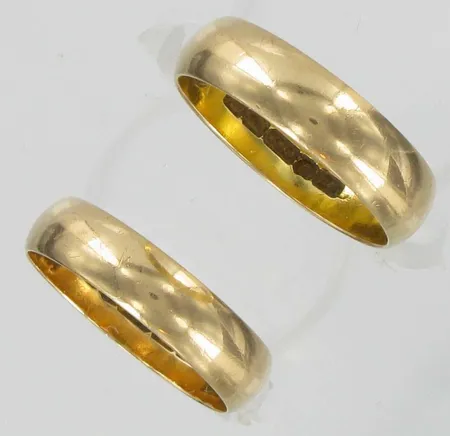 2 sileää sormusta, kaiverrettuja, koko 20¼, 750, paino 10,9g Vikt: 10,9 g