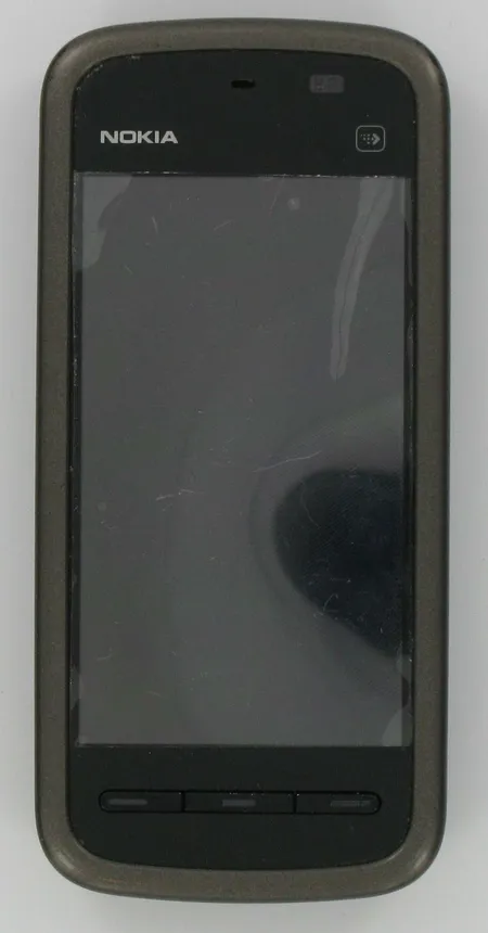 Matkapuhelin Nokia 5230, laturi, kahdet vaihtokuoret, autoteline