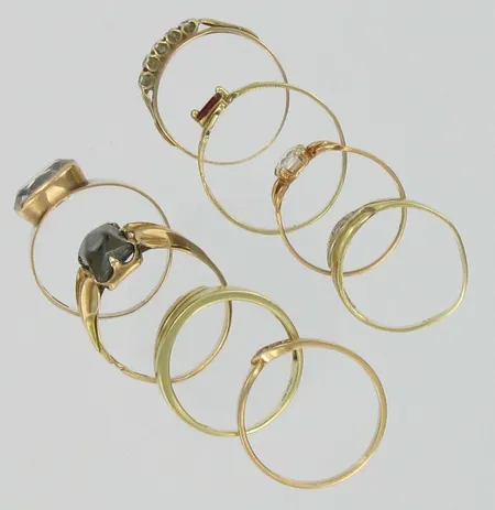 Kahdeksan kivisormusta, viallisia, 585br, paino 13,3g Vikt: 13,3 g