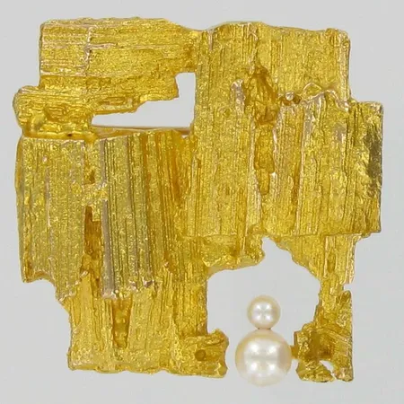 Rintakoru helmillä, korkeus 3,5cm, kaiverrettu, valmistettu 1968, Björn Weckström Lapponia, 585br, paino 14,9g Vikt: 14,9 g